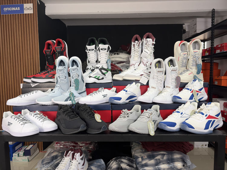 Paquete de 24 Tenis Reebok — Productos de alta rotación en tu paquete