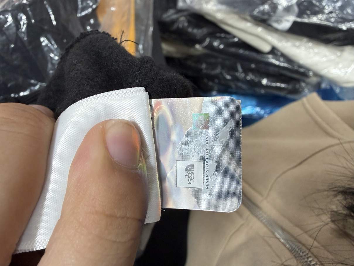 Paquete Mix de 35 pzas The North Face de Hombre y Mujer — Cada detalle, a la vista